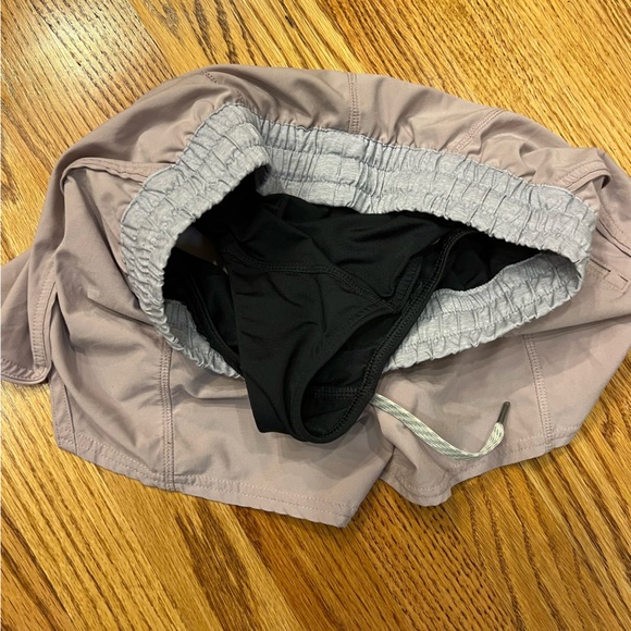 Vuori Clementine Shorts Women’s Size Small Pink Purple Lilac Gray 4” Inseam - Picture 6 of 8